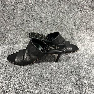 Beautiisoles by Robyn Shreiber black leather heeled sandals made in Italy size 6